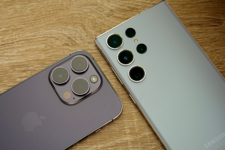 Die Kameramodule des iPhone 14 Pro und des Galaxy S23 Ultra.