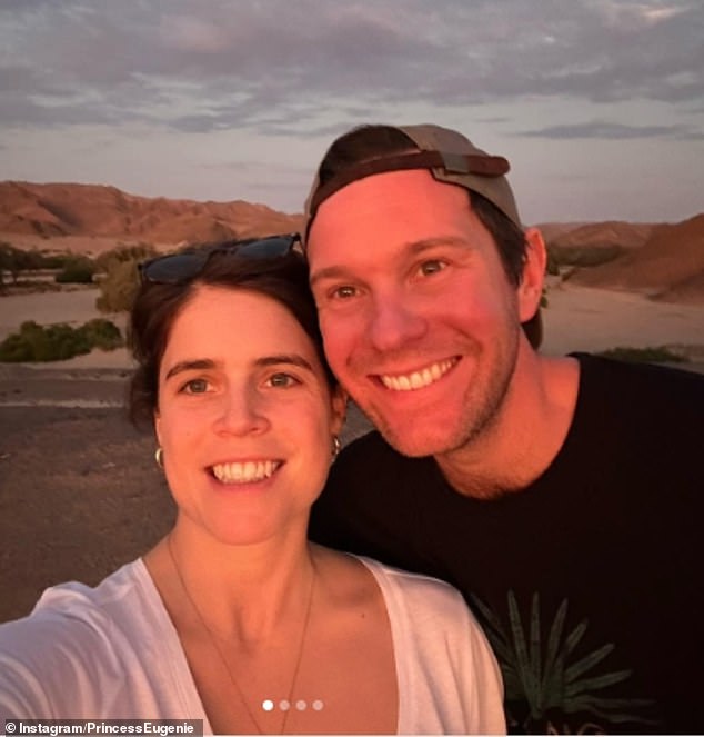 Der König postete ein Sonnenuntergangs-Selfie des Paares vor einem wüstenähnlichen Hintergrund, als sie einen Urlaub genossen