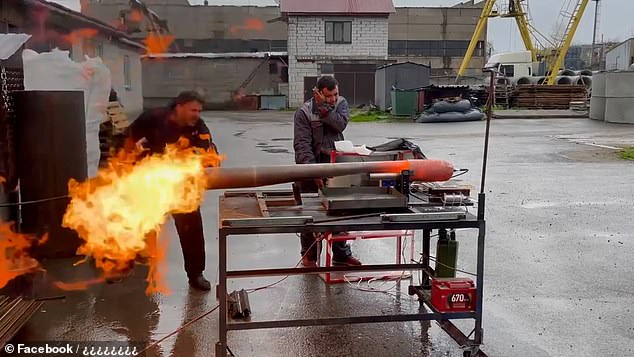 Social-Media-Videos, die die neuen Trembita-Waffen zeigen, die hergestellt werden, scheinen ihre Schöpfer zu zeigen, wie sie ein Düsentriebwerk starten