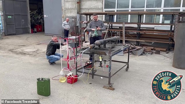 Die Do-it-yourself-Raketen können in ukrainischen Hinterhöfen aus einfachen Materialien gebaut werden