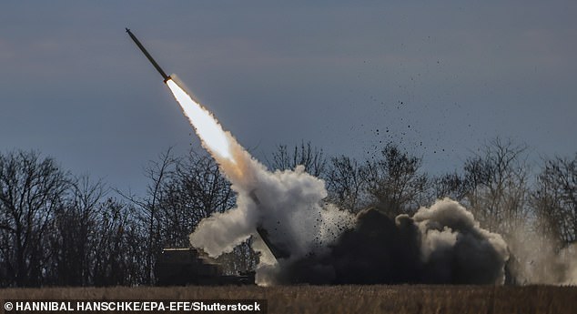 Eine in den USA hergestellte Rakete, die von einem M142 High Mobility Artillery Rocket Systems (Himars) Launcher von ukrainischen Streitkräften an der Frontlinie in Cherson abgefeuert wird