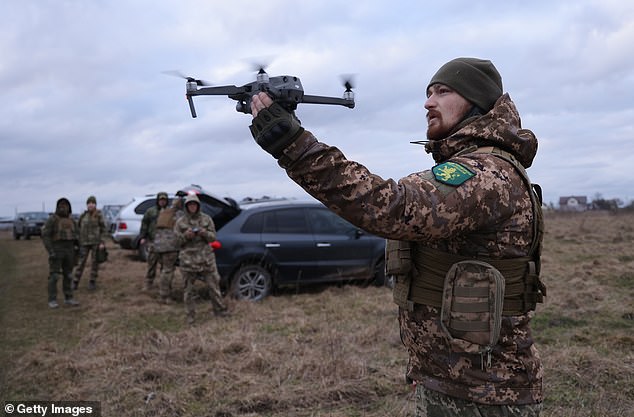 Drohnen waren auf beiden Seiten ein wichtiger Bestandteil des Krieges.  Ukrainische Streitkräfte haben die Geräte als improvisierte Bomben verwendet und sie hinter die feindlichen Linien geschickt