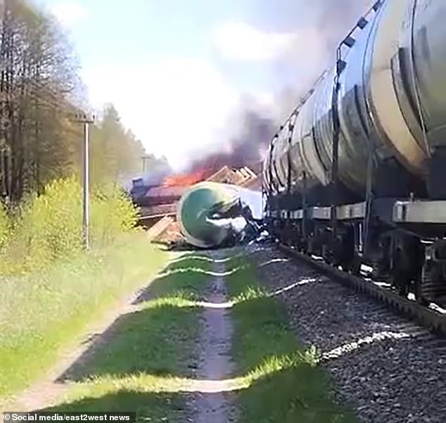 Ein russischer Güterzug ist heute entgleist und in Flammen aufgegangen, nachdem am Montag nur 60 Kilometer von der ukrainischen Grenze entfernt ein Sprengsatz auf den Gleisen detoniert war