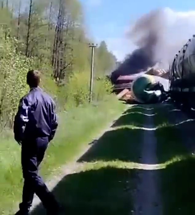 Der mit russischen Panzern beladene Zug sei in der Region Brjansk in Russland angegriffen worden, sagte der örtliche Gouverneur Alexander Bogomaz und fügte hinzu, dass es keine Opfer gegeben habe