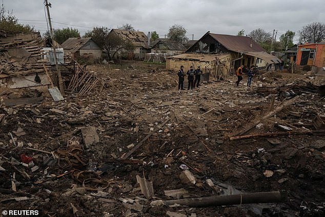 Die Polizei untersucht die Ruine eines Wohngebiets, das bei einem russischen Militärschlag auf die Stadt Pawlohrad in der Region Dnipropetrowsk getroffen wurde