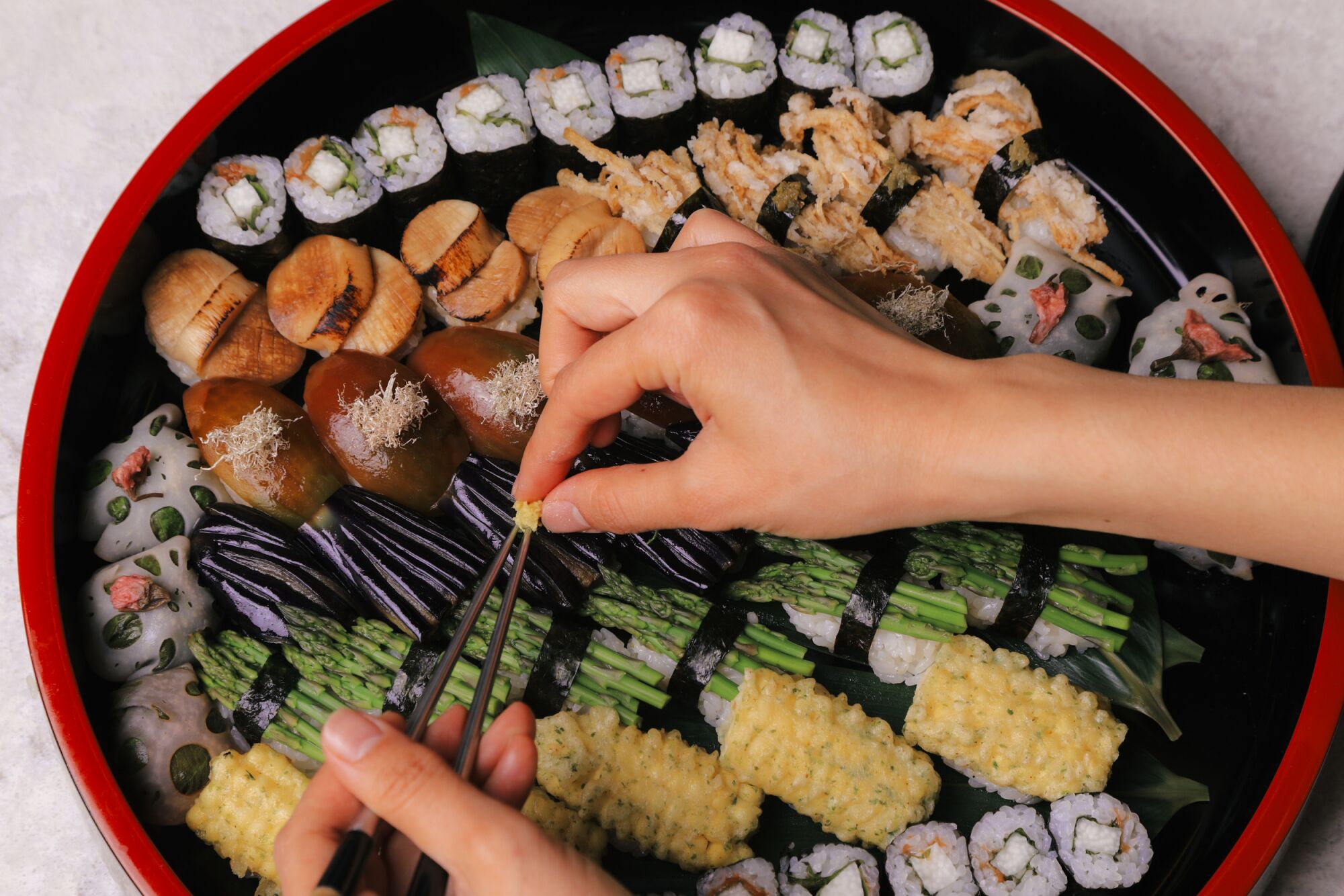 Yoko Hasebe verleiht einer Platte mit veganem Sushi den letzten Schliff.
