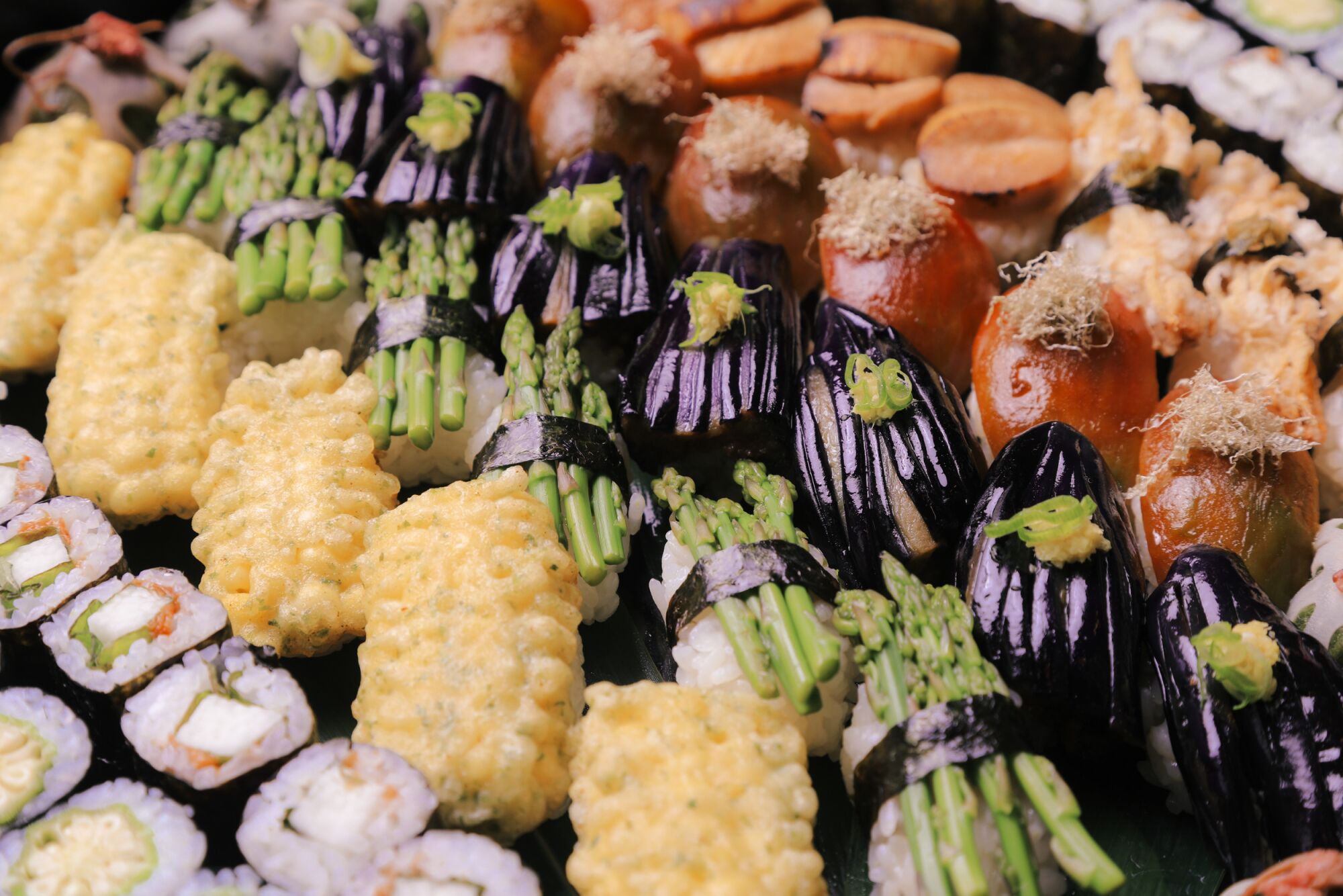 Eine vegane Sushi-Platte von Köchin Yoko Hasebe, fotografiert in der LA Times Test Kitchen.