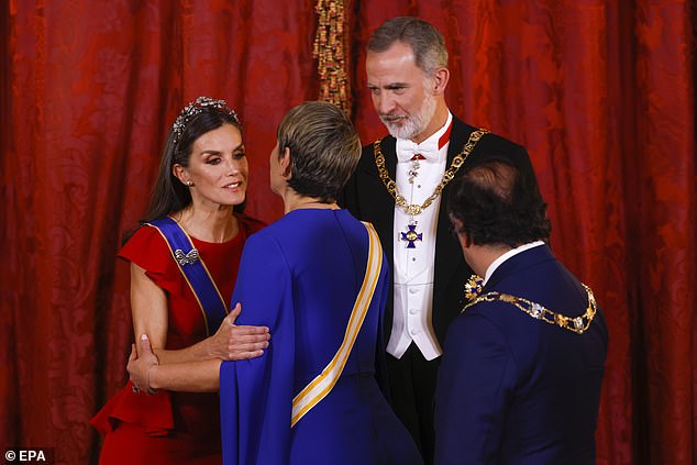 Letizia sah umwerfend aus, als sie Gustavo Petro, den kolumbianischen Präsidenten, und Verónica Alcocer im Palast begrüßte