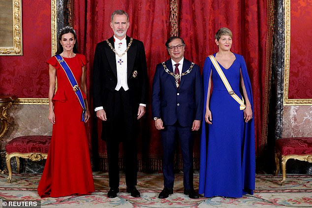 First Lady, Verónica Alcocer, sah elegant aus in ihrem saphirblauen Ballkleid mit Umhang und V-Ausschnitt, während ihr Ehemann (3L) sich mit einem marineblauen Anzug und einer burgunderfarbenen Krawatte für den passenden Look entschied