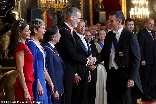 Die fabelhaften vier begrüßten auch den spanischen Premierminister Pedro Sanchez (rechts), sie lächelten und lachten, als er ihnen die Hand schüttelte