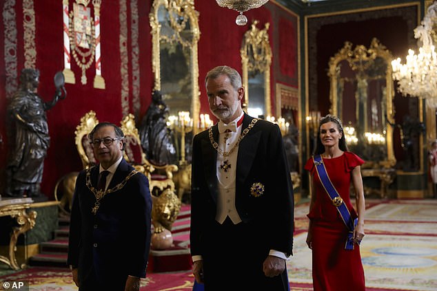 Präsident Gustavo Petro, links, geht mit König Felipe spazieren, und Königin Letizia lächelt hinter ihnen beiden