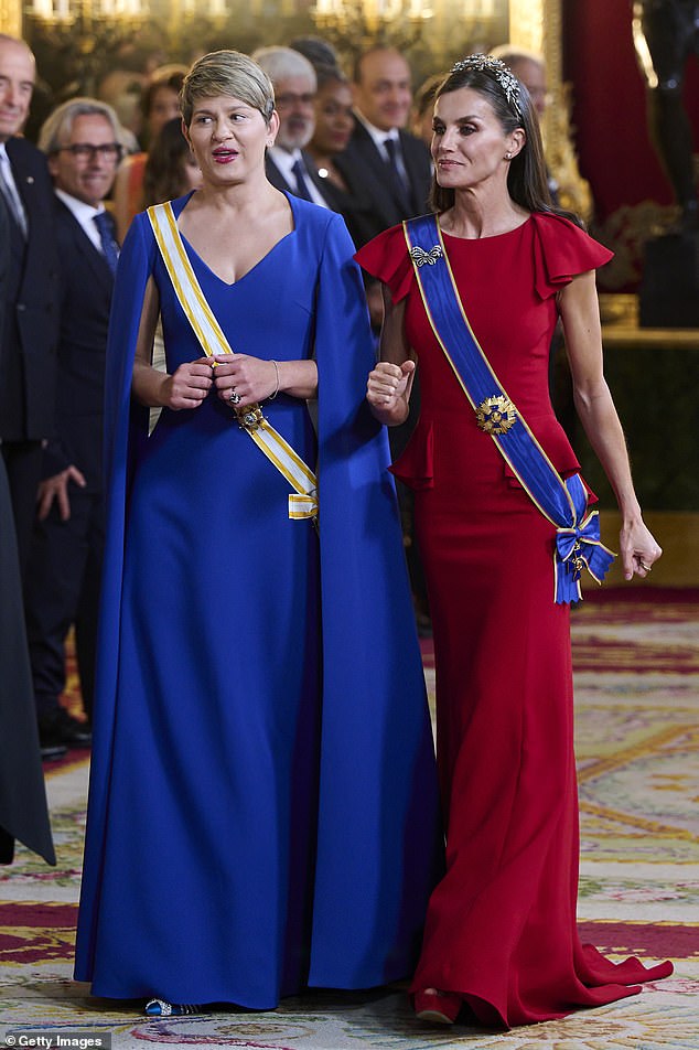Königin Letizia und First Lady Veronica Alcocer waren fassungslos in ihren Ballkleidern, als sie nebeneinander durch den Palast schlenderten