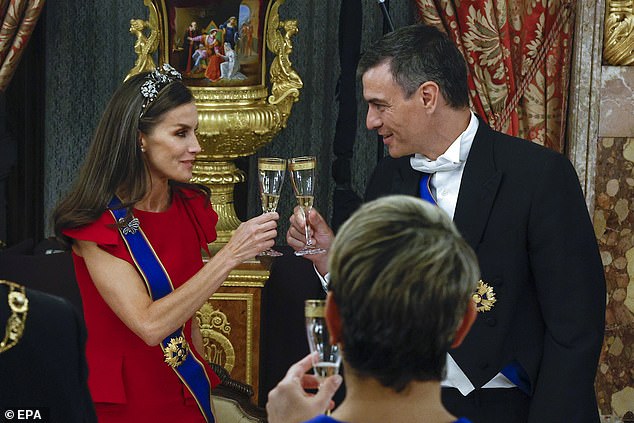 Letizia und Sanchez lächelten sich an, als sie bei der Gala mit zwei Gläsern Champagner anstießen