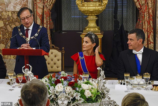 Präsident Gustavo hielt am Esstisch mit rotem Samtpodium eine Rede, während Letizia und Premierminister Sanchez aufmerksam zuhörten
