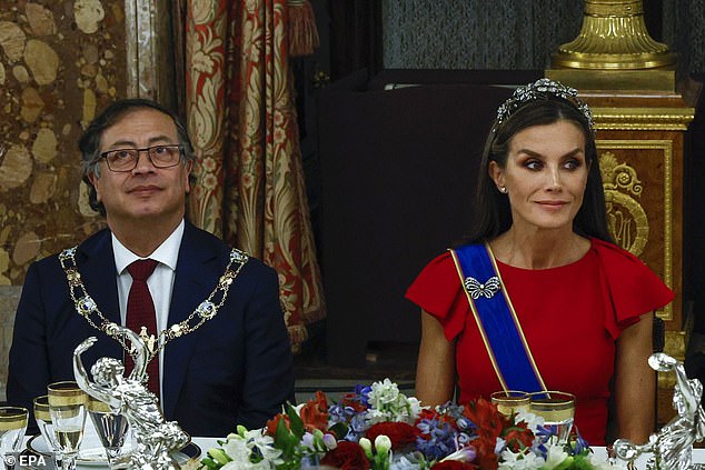 Königin Letizia war fassungslos, als sie neben einem ihrer geschätzten Gäste, Präsident Gustavo Petro, saß