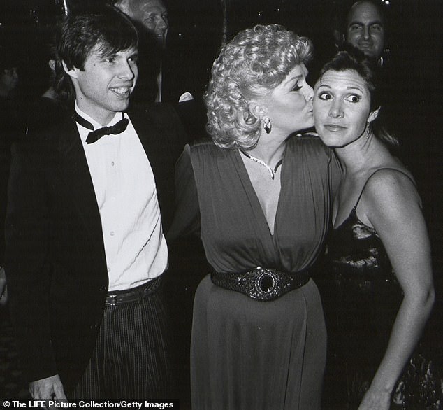 Retro: Debbie, abgebildet mit Carrie und Todd im Jahr 1985, teilte ihre Kinder mit ihrem ersten Ehemann Eddie Fisher, der die Familie verließ, um mit Elizabeth Taylor durchzubrennen