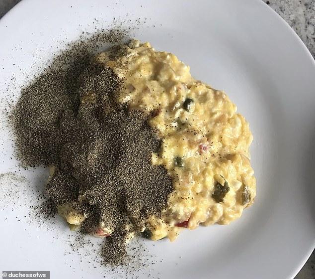 Die 'Duchessofws' posteten dieses Bild und schrieben: 'Hab mir ein leckeres Frühstück mit Rührei, roter und gelber Paprika, Zwiebeln und Feta-Käse gemacht - ein wenig Salz hinzugefügt, dann ein wenig Pfeffer ... oops'