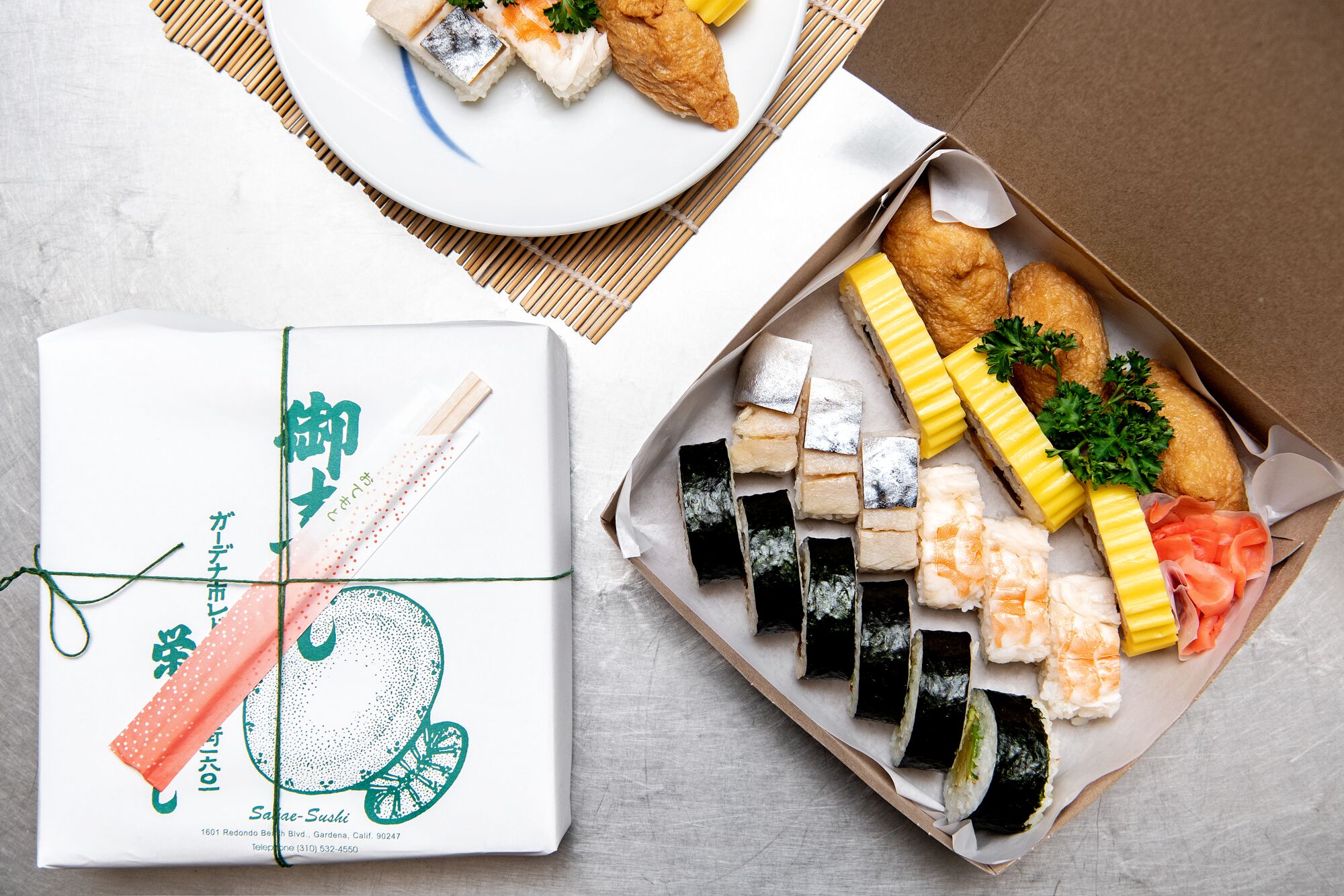 Eine Auswahl an Sushi, die bei Sakae Sushi angeboten wird