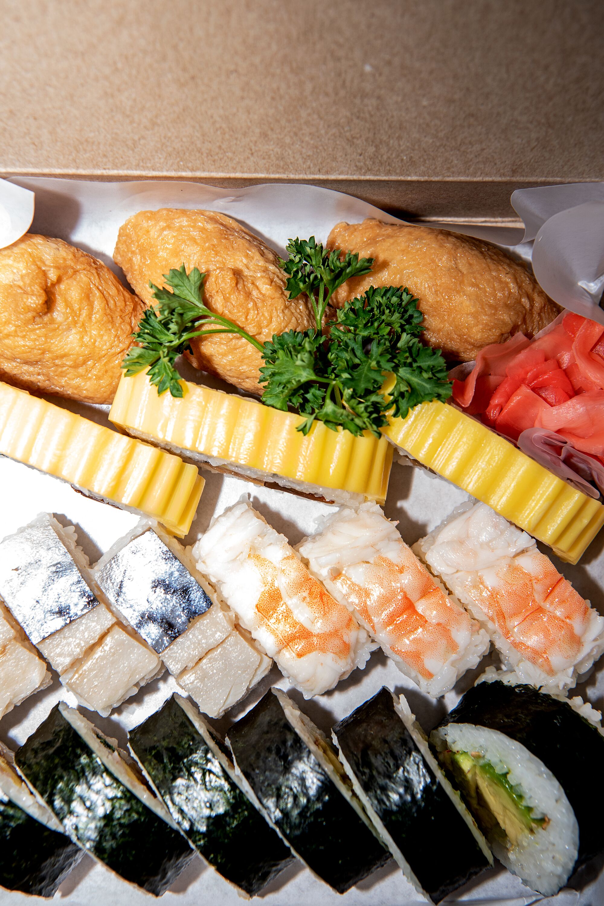 Eine Auswahl an Sushi, die bei Sakae Sushi angeboten wird.