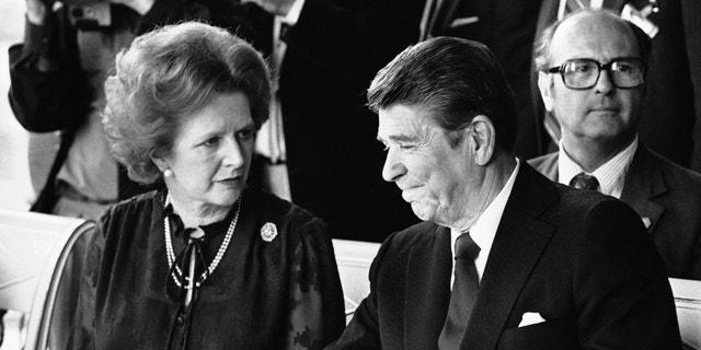 DATEI – Dies ist ein Aktenfoto vom Sonntag, 6. Juni 1982, von US-Präsident Ronald Reagan und der britischen Premierministerin Margaret Thatcher am Mittagstisch am Sonntag, 6. Juni 1982 im Schloss von Versailles, Frankreich, nach der ersten Sitzung der zweiten Tage Gipfeltreffen.  Margaret Thatcher fühlte sich wegen der Falklandinseln von ihrem engen Verbündeten Ronald Reagan betrogen, laut neu veröffentlichten Papieren, die zeigen, wie isoliert die britische Premierministerin in ihrer Entschlossenheit war, die argentinische Invasion mit Gewalt abzuwehren.  Als Argentinien im April 1982 das britische Territorium vor der südamerikanischen Küste eroberte, präsentierte sich Thatchers Regierung in der Öffentlichkeit geschlossen. (AP Photo/File)