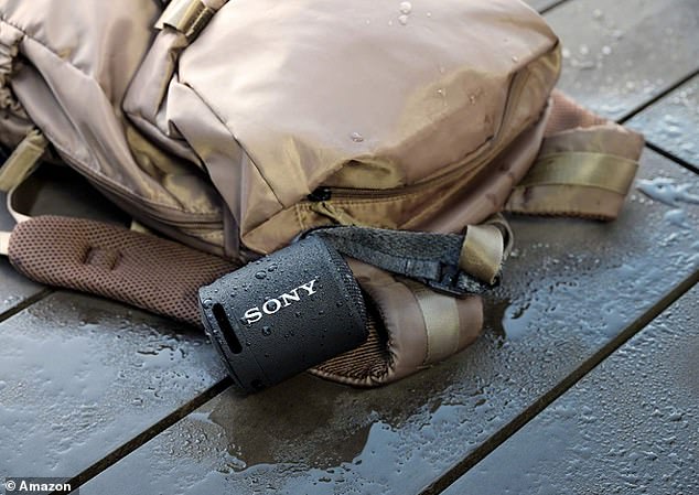 Der langlebige und wasserdichte Lautsprecher von Sony ist bei jedem Wetter bereit für Unterhaltung im Freien