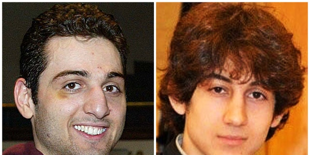 DATEI – Diese Kombination aus undatierten Dateifotos zeigt die beiden Brüder, die das FBI ursprünglich als Verdächtige des Bombenanschlags auf den Boston-Marathon am Montag, den 15. April 2013, Tamerlan Tsarnaev, 26, links, und Dzhokhar Tsarnaev, 19, bezeichnete Einige Tage später kam es zu einer Schießerei mit der Polizei, während Dzhokhar Tsarnaev gefangen genommen wurde und in einem Krankenhausgefängnis liegt.  Drei weitere Verdächtige wurden bei den Marathon-Bombenanschlägen festgenommen, teilte die Polizei am Mittwoch, dem 1. Mai 2013 mit. (AP Photo/The Lowell Sun & Robin Young, Akte)