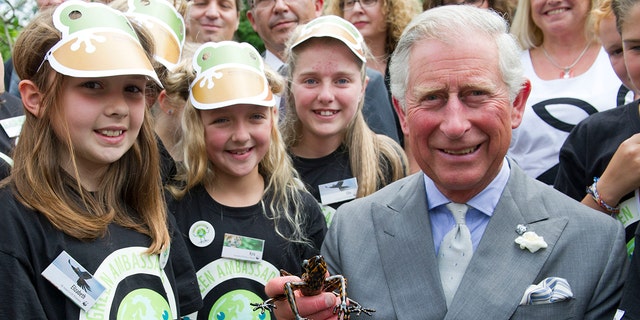 König Charles hält seine Froscharten beim WWF Green Ambassadors Scheme