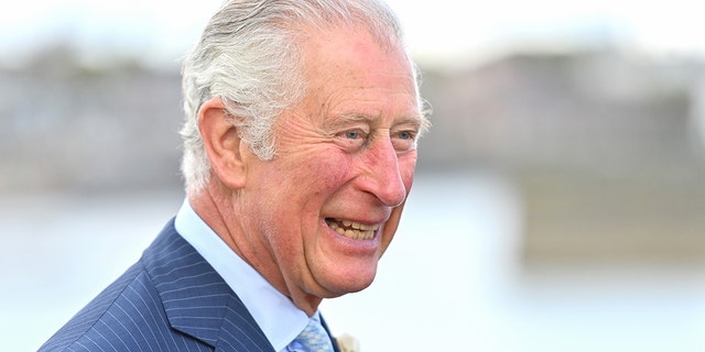 König Charles lächelt am Hafen von Donaghadee