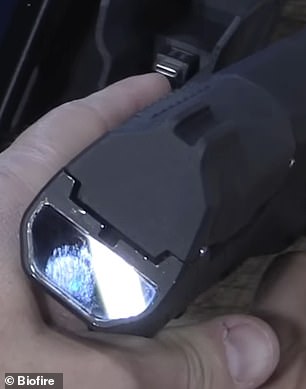 Ein 3D-Infrarot-Gesichtserkennungssystem scannt rückwärts, um ihre Identität zu überprüfen, während der Besitzer mit der Smart Gun zielt