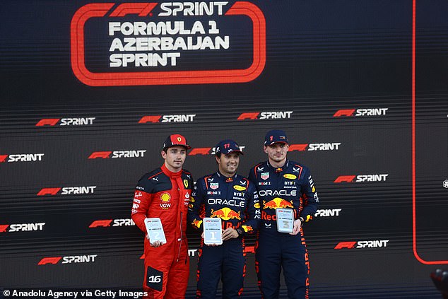 Der zweimalige Weltmeister (R) wurde Dritter hinter Charles Leclerc (L) und Sergio Perez