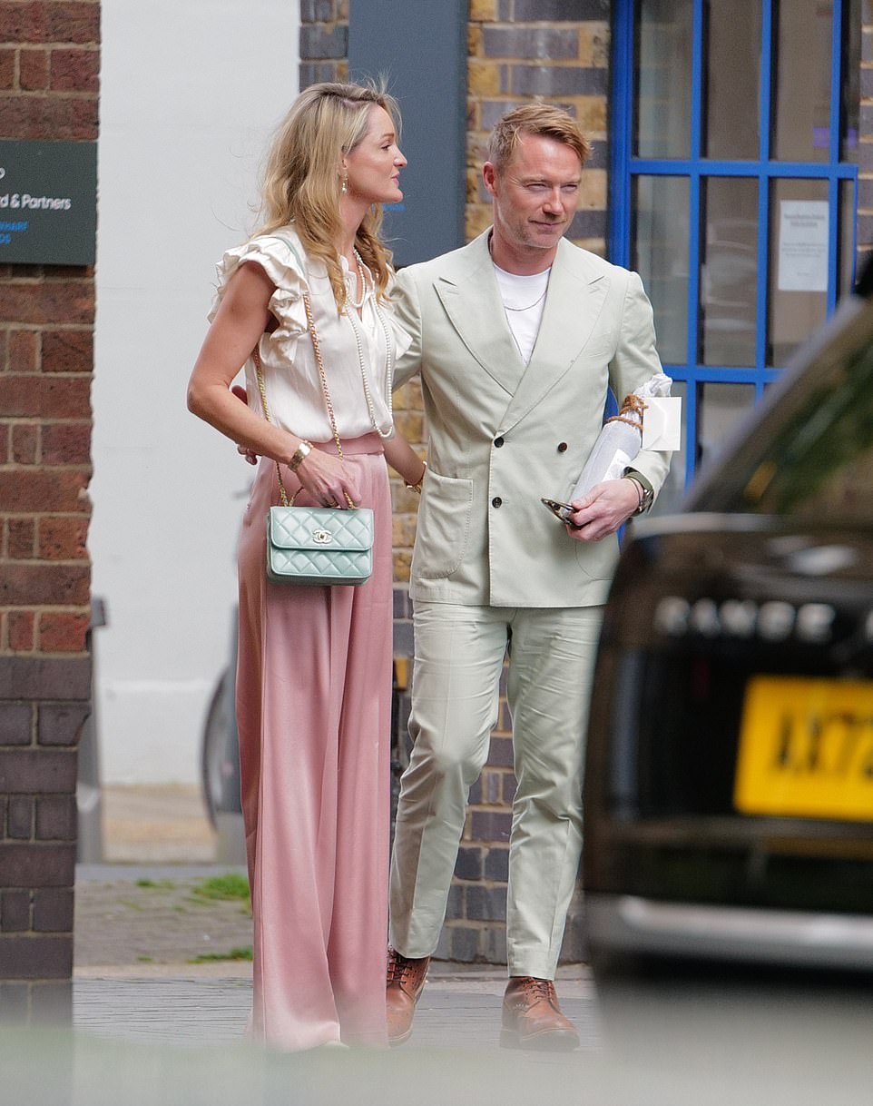Paar: Sie fügte eine mintgrüne Chanel-Handtasche hinzu, während Ronan einen Anzug in einem passenden Farbton trug