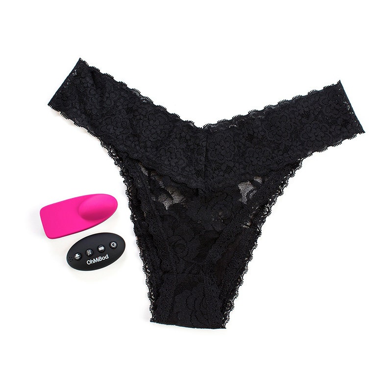 Das schwarz-pinke Lovelife by OhMiBod Club Vibe 3.Oh Panty Vibe Sexspielzeug mit passender Fernbedienung und schwarzem Spitzenstring auf weißem Hintergrund