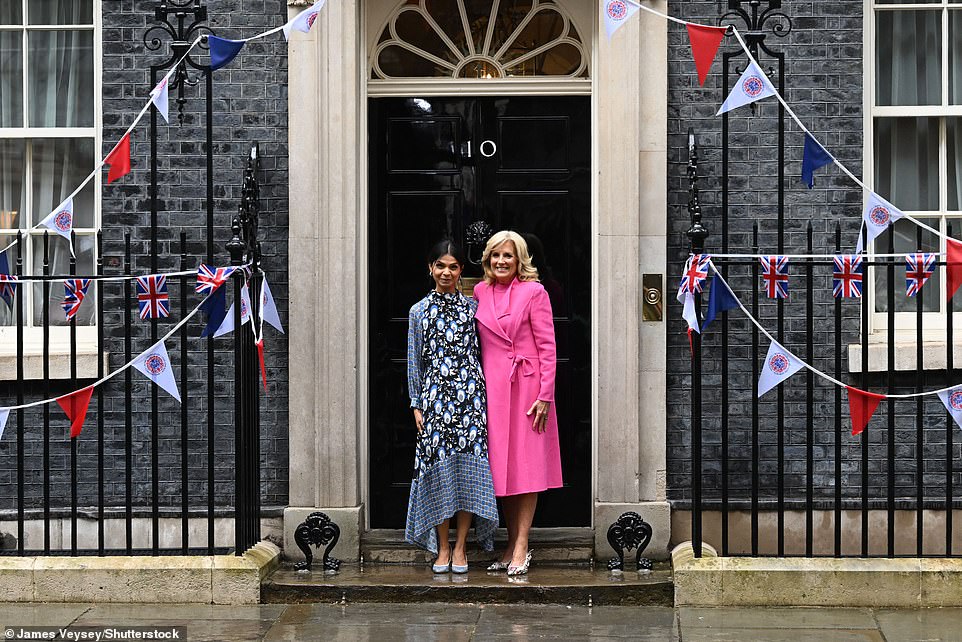 Zu Ehren des königlichen Ereignisses an diesem Wochenende wurde Downing Street Nummer 10 – die offizielle Residenz des Premierministers – mit Union Jack und Wimpelketten mit Krönungsmotiven geschmückt
