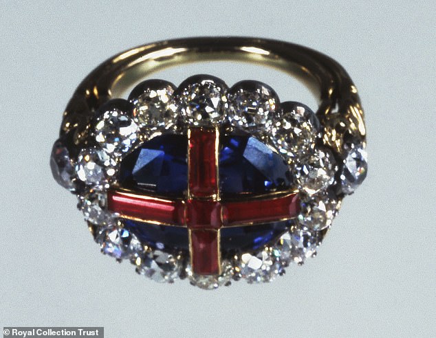 Der Sovereign's Ring 1831 besteht aus einem achteckigen Saphir im Mischschliff in einer Goldfassung, die mit vier Rubinen im Rechteckschliff und einem Rubin im Quadratschliff überzogen ist