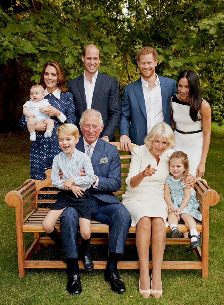 Der damalige Prinz Charles posiert für ein offizielles Porträt anlässlich seines 70. Geburtstags in den Gärten von Clarence House, mit Camilla, Queen Consort, Prinz William, Kate Middleton, Prinz George, Prinzessin Charlotte, Prinz Louis, Prinz Harry und Meghan Markle am 27 5. 2018 