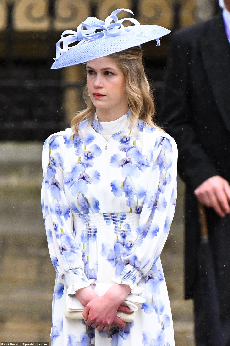 In der Zwischenzeit entschied sich ihre Tochter Lady Louise, 19, die an der Universität St. Andrews studiert, für ein elegantes weiß-blaues Blumenkleid und eine schicke Kopfbedeckung