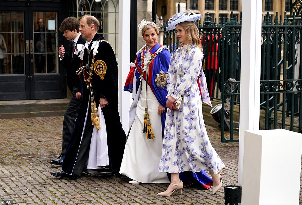 Sophie, 58, trug ein königliches weißes Suzannah-Kleid mit einem Kopfschmuck von Jane Taylor und einem Mantel des Royal Victorian Order, als sie in London zur historischen ersten Krönung eines britischen Monarchen seit 70 Jahren in der Westminster Abbey ankam, wo Großbritannien seinen neuen König begrüßen wird
