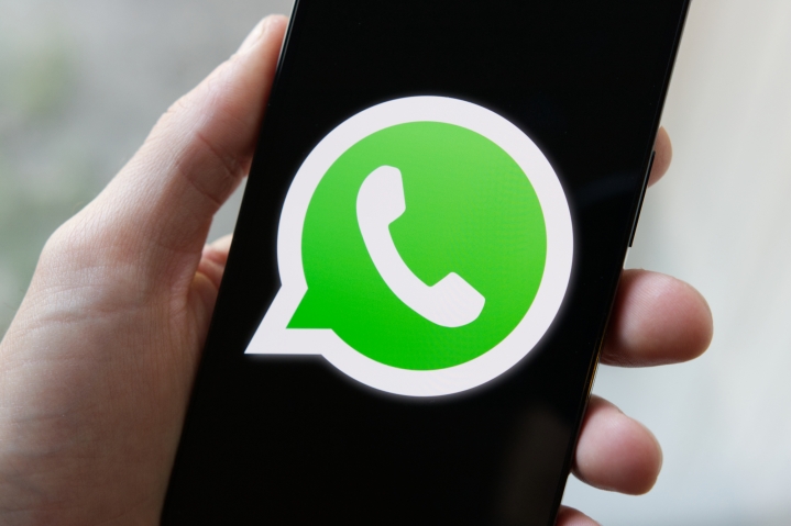 WhatsApp-Logo auf einem Telefon.