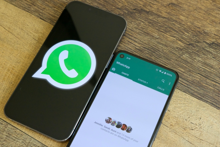 Zwei Telefone auf einem Tisch nebeneinander.  Auf dem einen wird das WhatsApp-Logo angezeigt, auf dem anderen wird die WhatsApp-Anwendung ausgeführt.
