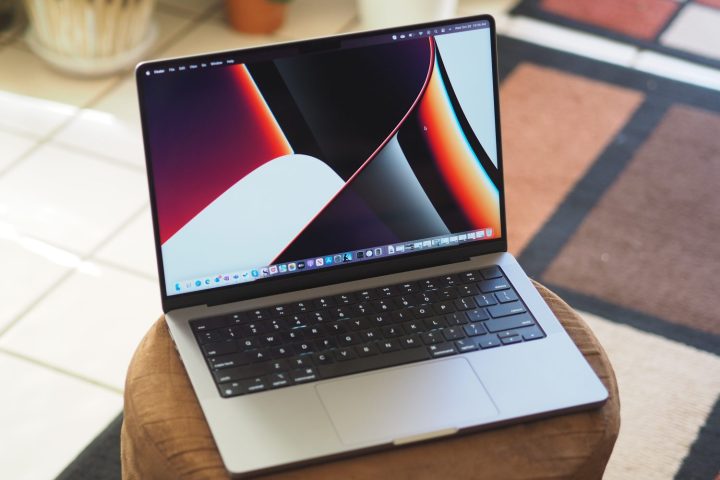 Ein Apple MacBook Pro 14 steht offen auf einem Tisch.
