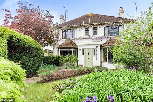 Dieses Einfamilienhaus befindet sich in einer privaten Wohnanlage in Old Windsor und wird für 1,45 Millionen Pfund über Hardings Immobilienmakler zum Verkauf angeboten