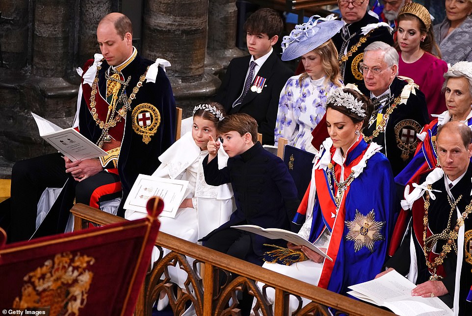 An anderer Stelle sah sich der freche Prinz in der Abtei um und zeigte auf Gegenstände, als er während der Eröffnungsmomente des historischen Gottesdienstes neben seiner älteren Schwester Prinzessin Charlotte saß