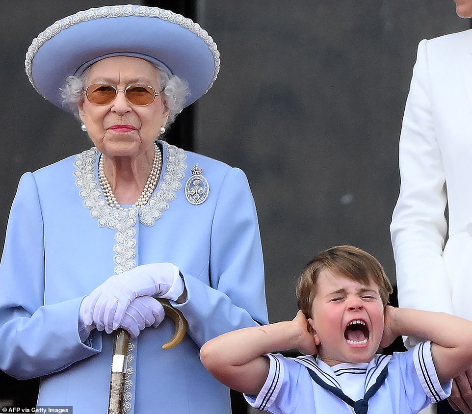 Der kleine Prinz war ein unerwarteter Mittelpunkt der Aufmerksamkeit bei Queen Elizabeths Platinum Jubilee Flypast im vergangenen Jahr.  Er hielt sich die Ohren zu und schrie...