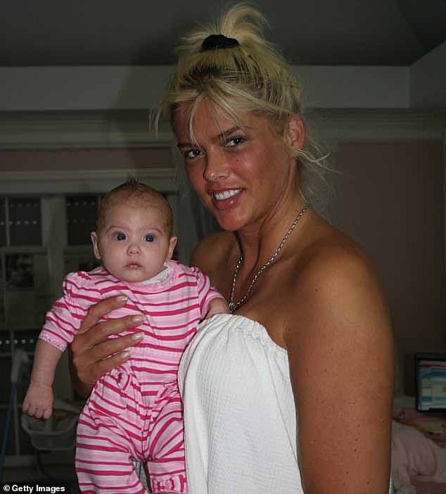 RIP: Smith – geborene Vickie Lynn Hogan – starb im Februar 2007 im Alter von nur 39 Jahren an einer versehentlichen Überdosis verschreibungspflichtiger Medikamente – was zu einem langwierigen Vaterschaftsverfahren auf den Bahamas wegen ihres damals fünf Monate alten Babys Dannielynn führte (zusammen abgebildet)