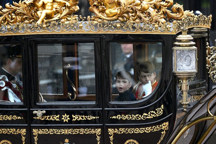 Der Sohn von Prinz William und Prinzessin Kate, Prinz Louis, gähnte während der Krönung von König Charles III