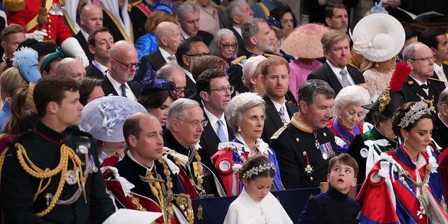 Die britische Königsfamilie sitzt in der Westminster Abbey zusammen
