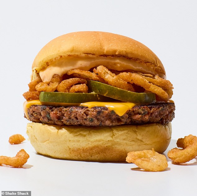 Der in New York ansässige Burger-Joint veröffentlicht am Freitag auch einen vegetarischen Burger an allen 260 Standorten.  Dieser fleischlose Burger besteht aus Pilzen, Süßkartoffeln, Karotten, Farro und Quinoa und wird mit amerikanischem Käse, knusprigen Zwiebeln, Gurken und ShackSauce belegt