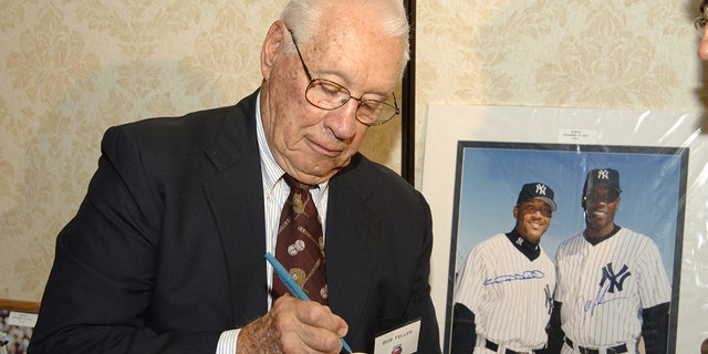 Hall of Famer Bob Feller signiert einen Baseball