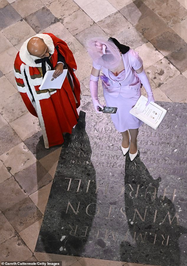 Früher: Früher am Tag wurde Katy gesehen, wie sie ein Foto von sich auf dem Denkmal von Westminster Abbey für Winston Churchill machte – nur wenige Stunden nachdem sie verspottet wurde, weil sie ihren Platz nicht gefunden hatte – und später draußen auf ihren Absätzen stolperte