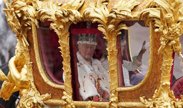 König Charles mit Königin Camilla am Krönungstag